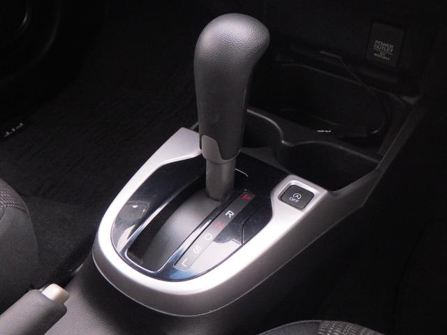 フィット 13G・Fパッケージ DVD再生可能 スマ-トキ- 記録簿有り VSA ETC付き 助手席エアバッグ Rカメラ オートエアコン エアバック PS キ-フリ- 1セグ PW ABS アイドリングSTOP(10枚目)