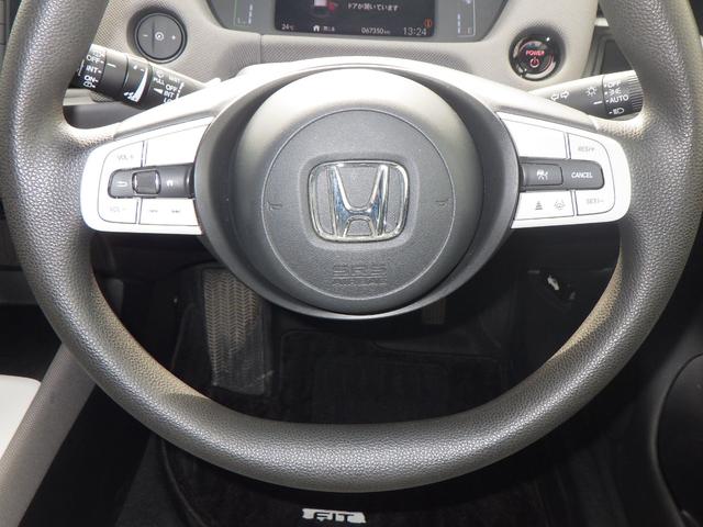 フィット ｅ：ＨＥＶクロスター　フルオートエアコン　整備記録簿　ＬＥＤランプ　エアバッグ　サイドエアバック　地デジ　オートクルーズコントロール　ＶＳＡ　ＥＴＣ　バックカメラ　ＵＳＢ　ＤＶＤ再生可能　ドラレコ付き（4枚目）