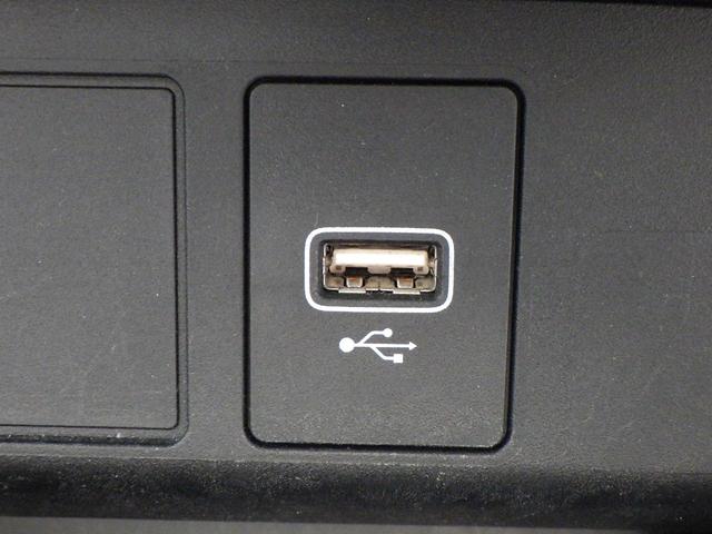 フィット ｅ：ＨＥＶクロスター　フルオートエアコン　整備記録簿　ＬＥＤランプ　エアバッグ　サイドエアバック　地デジ　オートクルーズコントロール　ＶＳＡ　ＥＴＣ　バックカメラ　ＵＳＢ　ＤＶＤ再生可能　ドラレコ付き（10枚目）