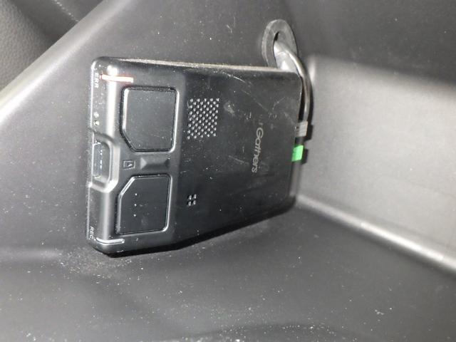 フィット ｅ：ＨＥＶクロスター　フルオートエアコン　整備記録簿　ＬＥＤランプ　エアバッグ　サイドエアバック　地デジ　オートクルーズコントロール　ＶＳＡ　ＥＴＣ　バックカメラ　ＵＳＢ　ＤＶＤ再生可能　ドラレコ付き（12枚目）