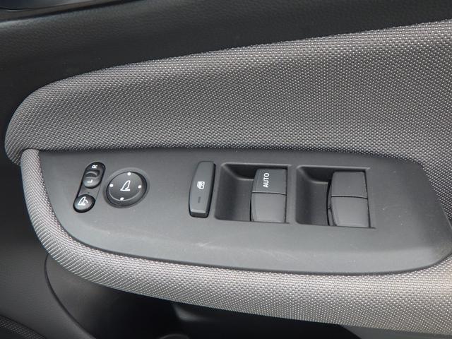 フィット ｅ：ＨＥＶクロスター　フルオートエアコン　整備記録簿　ＬＥＤランプ　エアバッグ　サイドエアバック　地デジ　オートクルーズコントロール　ＶＳＡ　ＥＴＣ　バックカメラ　ＵＳＢ　ＤＶＤ再生可能　ドラレコ付き（17枚目）