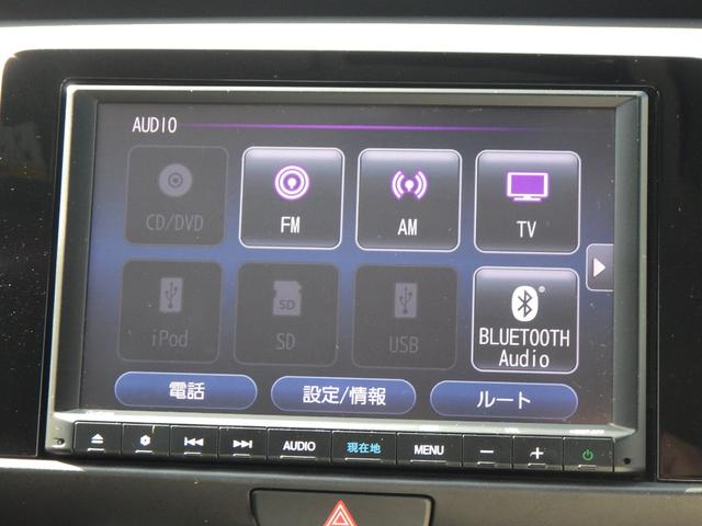 フィット ｅ：ＨＥＶホーム　助手席エアバッグ　運転席エアバッグ　アイドリングストップ　ＬＥＤライト　ＵＳＢ接続　バックカメラ　ＡＢＳ　サイドエアバッグ　オートクルーズコントロール　フルセグＴＶ　スマートキー（7枚目）