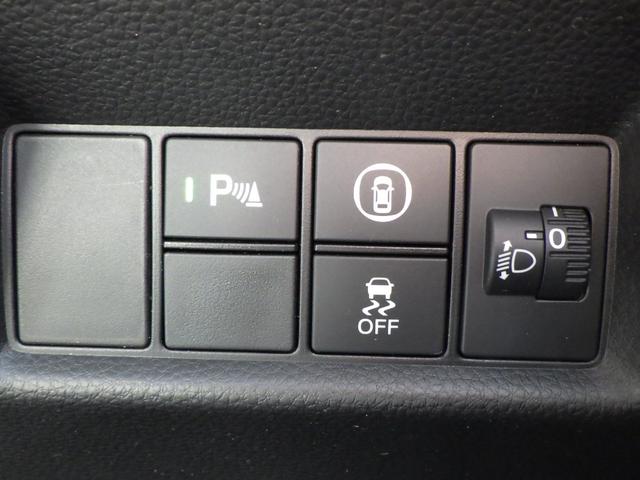 フィット ｅ：ＨＥＶホーム　助手席エアバッグ　運転席エアバッグ　アイドリングストップ　ＬＥＤライト　ＵＳＢ接続　バックカメラ　ＡＢＳ　サイドエアバッグ　オートクルーズコントロール　フルセグＴＶ　スマートキー（9枚目）