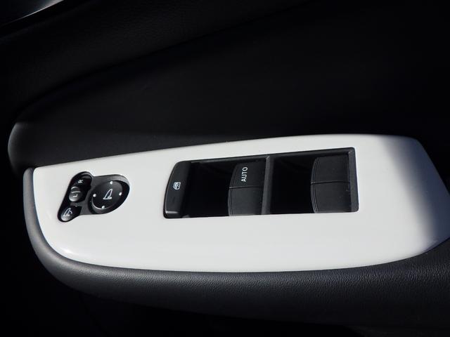 フィット ｅ：ＨＥＶホーム　助手席エアバッグ　運転席エアバッグ　アイドリングストップ　ＬＥＤライト　ＵＳＢ接続　バックカメラ　ＡＢＳ　サイドエアバッグ　オートクルーズコントロール　フルセグＴＶ　スマートキー（15枚目）