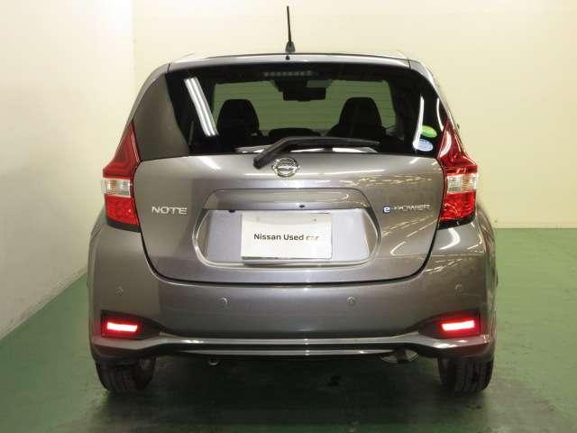 ノート １．２　ｅ－ＰＯＷＥＲ　Ｘ　エマージェンシーブレーキ・全周囲カメラ付　３６０°カメラ　Ｒカメラ　運転席助手席エアバック　レーンキープ　ＡＵＴＯエアコン　盗難防止システム　ナビＴＶ　ＡＷ　サイドカメラ　運転席エアバッグ　キーレスエントリー　アイドリングストップ　パワステ（6枚目）