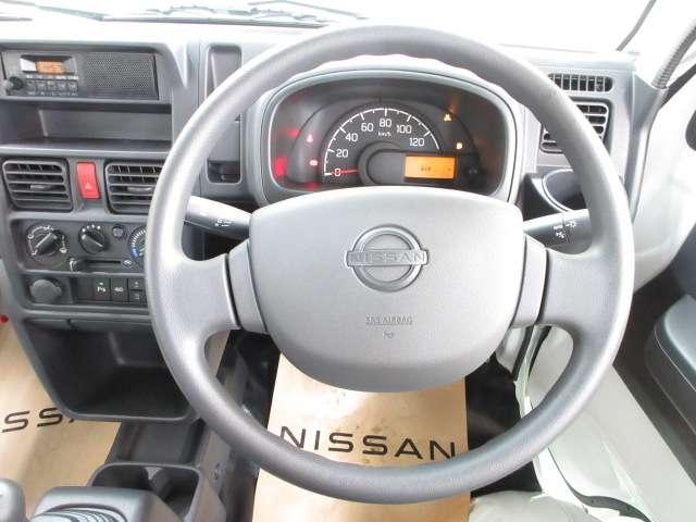 ＮＴ１００クリッパートラック ６６０　ＤＸ　４ＷＤ　元展示・試乗車　キーレスキー　Ｗエアバッグ　運転席エアバック　ＰＳ　４ＷＤ　エアコンパワステ　パワーウィンドウ　試乗車　ＡＢＳ　寒冷地仕様　アイドリングストップ（12枚目）