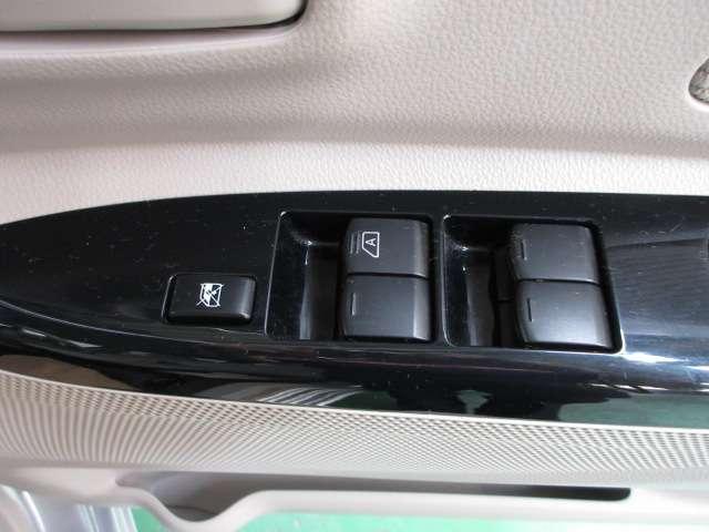 窓の開け閉めはこちらで！気分により窓の開け閉めも自由に操作。