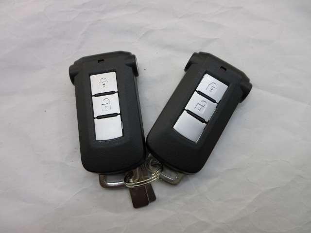 鍵です。こちらでおクルマの開け閉めから、エンジン始動まで行います。