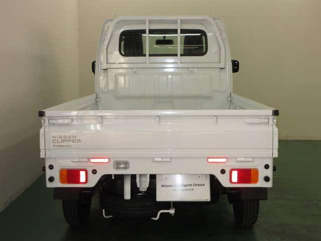 ＮＴ１００クリッパートラック ６６０　ＤＸ　４ＷＤ　元展示・試乗車　キーレスキー　Ｗエアバッグ　運転席エアバック　ＰＳ　４ＷＤ　エアコンパワステ　パワーウィンドウ　試乗車　ＡＢＳ　寒冷地仕様　アイドリングストップ（6枚目）