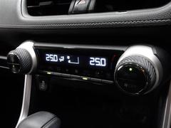 車内の温度管理に便利なオートエアコン☆運転席と助手席で別々の温度に設定できます♪ 7