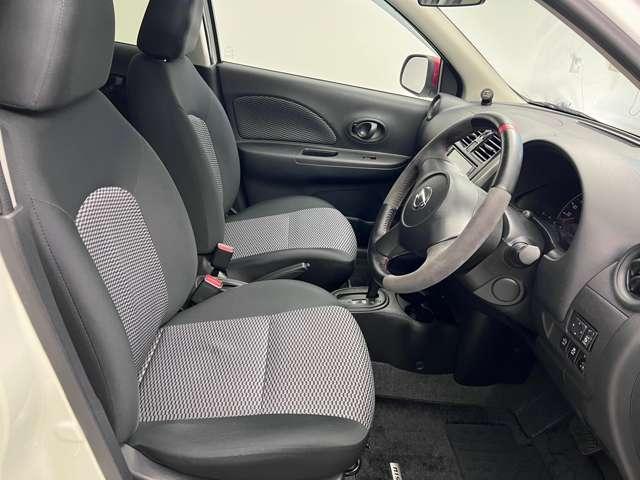 ゆったりと座れる運転席シートですのでストレスなく運転が出来ますよ！