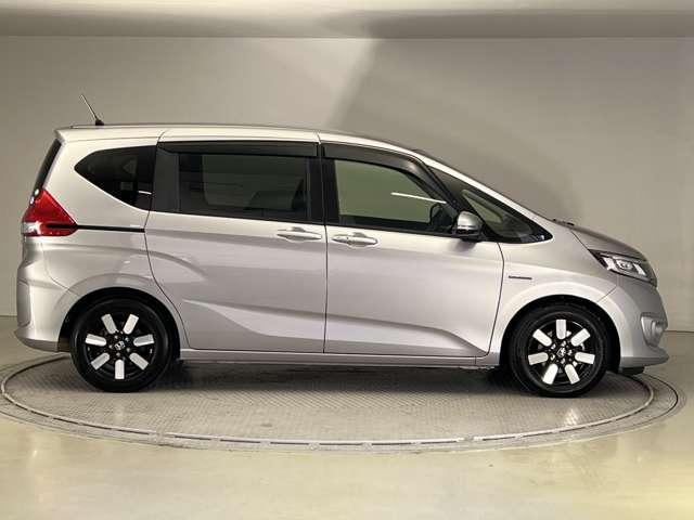 フリードハイブリッド １．５　ハイブリッド　ＥＸ　両側オートスライド　ドラレコ　ＥＴＣ　１オナ　車線逸脱警報装置　アルミホイール　整備記録簿　リヤカメラ　ＬＥＤライト　フルオートエアコン　ＡＢＳ　ドラレコ付　サイドエアバッグ　キーフリー　アイドリングストップ　ナビ＆ＴＶ　パワーウィンドウ（9枚目）