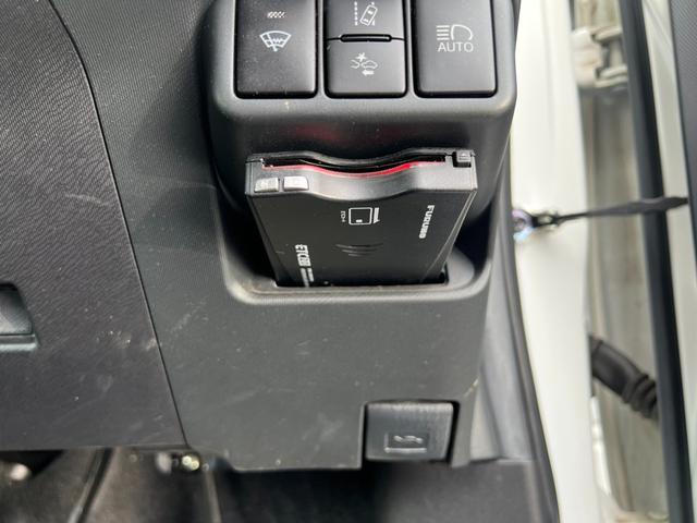 アクア Ｌ　ＥＴＣ　バックカメラ　ナビ　レーンアシスト　衝突被害軽減システム　オートマチックハイビーム　キーレスエントリー　アイドリングストップ　ＣＶＴ　盗難防止システム　衝突安全ボディ　ＡＢＳ　ＥＳＣ（9枚目）