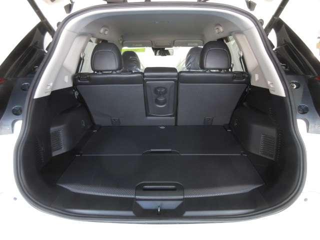 エクストレイル ２．０　２０Ｘ　２列車　ナビ／ＴＶ　車線逸脱警報　Ｂカメラ　インテリキー　Ａストップ　ＬＥＤライト　アルミホイール　ＥＴＣ　Ｄレコ　ナビ・ＴＶ　エアコン　メモリーナビ　盗難防止システム　キーレスエントリー　ワンセグテレビ　ＡＢＳ（7枚目）