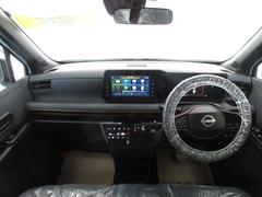 運転席も広々としており、足元には収納スペースもついています☆車内も黒で統一されております。 4