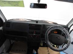 運転席も広々としており、足元にはちょっとした収納スペースもついています☆ 4
