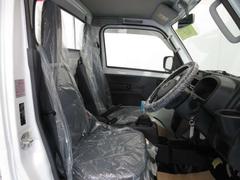 使いやすく安全な操作性と良好な視界を実現した運転席になっています。 5