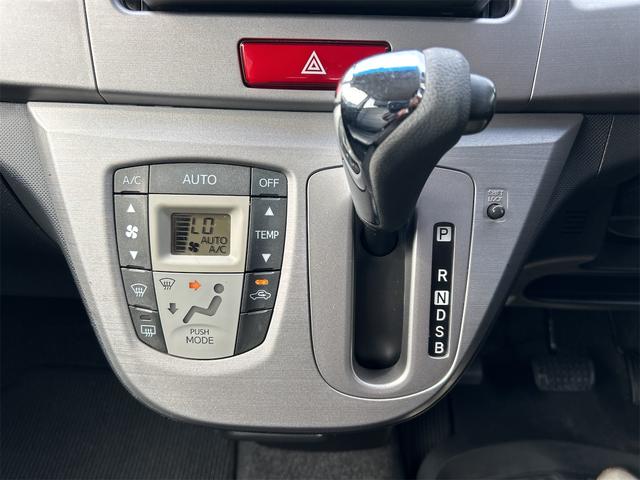 シフトレバー。ぜひ一度お客様の目で確認してください。