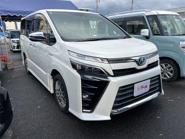 ヴォクシー ハイブリッドＺＳ　煌　ナビ　ＴＶ　オートクルーズコントロール　レーンアシスト　衝突被害軽減システム　ＬＥＤヘッドランプ　スマートキー　アイドリングストップ　シートヒーター　後席モニター　ＣＶＴ　アルミホイール（2枚目）