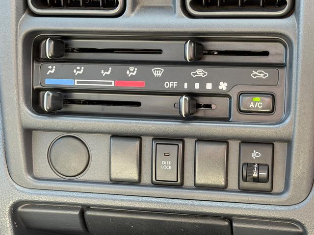 鹿児島店では認証工場を併設、都城本社は指定工場と鈑金工場を保有しています。整備・修理・鈑金まで安心の体制です。