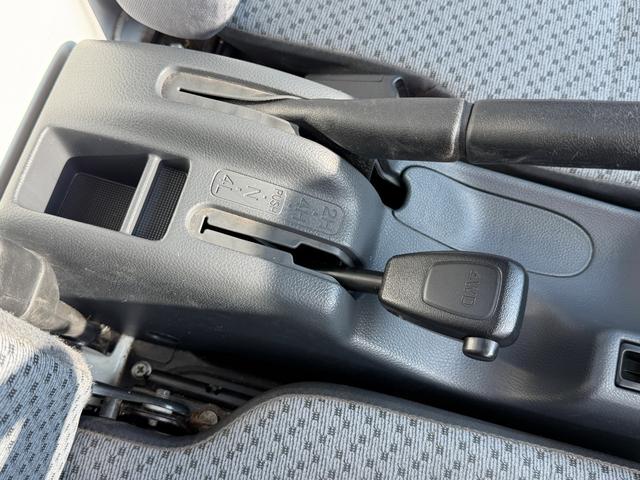 鹿児島店では認証工場を併設しベテランの国家資格整備士が全車を点検整備。国産車は６ヶ月または５０００ｋｍの保証付きで納車後も安心してお乗りいただけます。