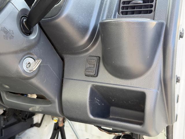 キャリイトラック 頑丈ダンプ　４ＷＤ・５ＭＴ・電動ダンプ・三方開・純正ＡＭ／ＦＭラジオ・エアコン・パワステ・トランスファーレバー・ライトレベライザー・運転席エアバッグ（8枚目）