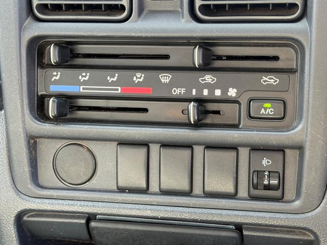 キャリイトラック 頑丈ダンプ　４ＷＤ・５ＭＴ・電動ダンプ・三方開・純正ＡＭ／ＦＭラジオ・エアコン・パワステ・トランスファーレバー・ライトレベライザー・運転席エアバッグ（11枚目）