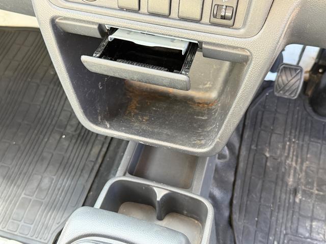 キャリイトラック 頑丈ダンプ　４ＷＤ・５ＭＴ・電動ダンプ・三方開・純正ＡＭ／ＦＭラジオ・エアコン・パワステ・トランスファーレバー・ライトレベライザー・運転席エアバッグ（12枚目）