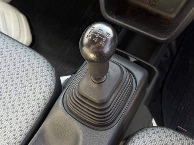 キャリイトラック 頑丈ダンプ　４ＷＤ・５ＭＴ・電動ダンプ・三方開・純正ＡＭ／ＦＭラジオ・エアコン・パワステ・トランスファーレバー・ライトレベライザー・運転席エアバッグ（13枚目）