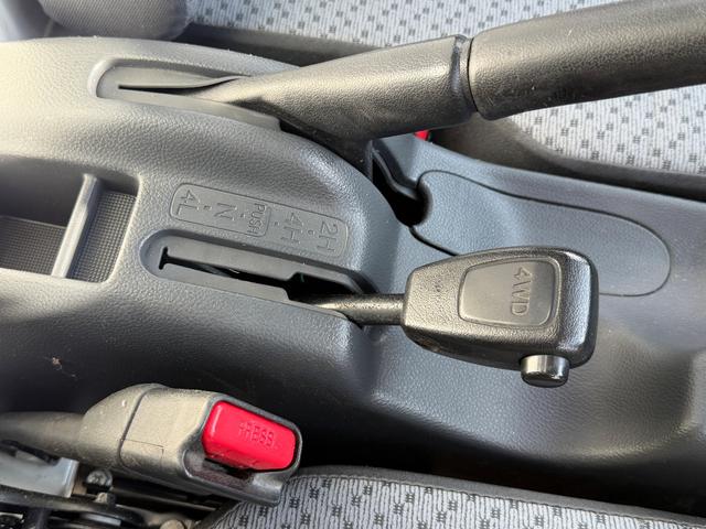キャリイトラック 頑丈ダンプ　４ＷＤ・５ＭＴ・電動ダンプ・三方開・純正ＡＭ／ＦＭラジオ・エアコン・パワステ・トランスファーレバー・ライトレベライザー・運転席エアバッグ（14枚目）