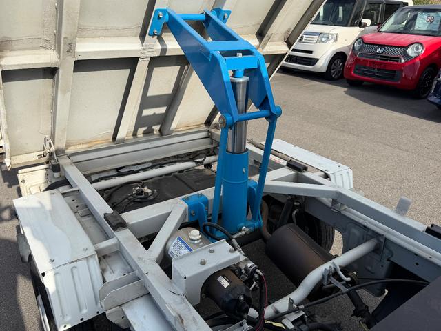キャリイトラック 頑丈ダンプ　４ＷＤ・５ＭＴ・電動ダンプ・三方開・純正ＡＭ／ＦＭラジオ・エアコン・パワステ・トランスファーレバー・ライトレベライザー・運転席エアバッグ（26枚目）