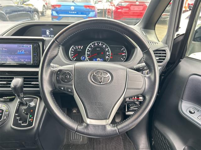 ヴォクシー ZS 煌 ETC バックカメラ ナビ TV 両側電動スライドドア オートライト LEDヘッドランプ スマートキー アイドリングストップ 電動格納ミラー 後席モニター 3列シート CVT アルミホイール CD(3枚目)