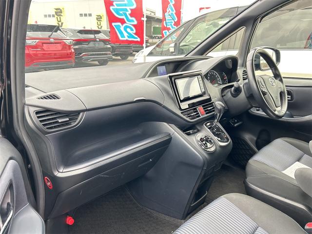 ヴォクシー ZS 煌 ETC バックカメラ ナビ TV 両側電動スライドドア オートライト LEDヘッドランプ スマートキー アイドリングストップ 電動格納ミラー 後席モニター 3列シート CVT アルミホイール CD(28枚目)