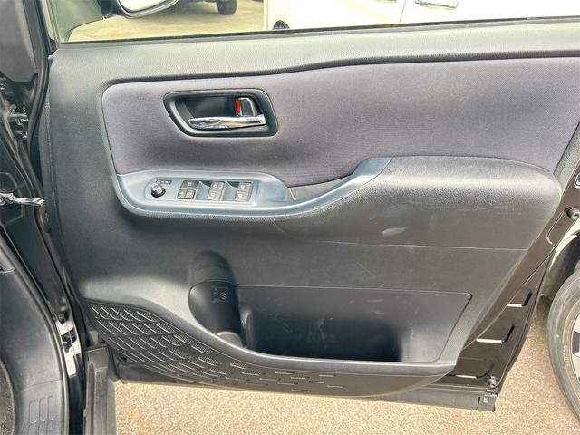 ヴォクシー ZS 煌 ETC バックカメラ ナビ TV 両側電動スライドドア オートライト LEDヘッドランプ スマートキー アイドリングストップ 電動格納ミラー 後席モニター 3列シート CVT アルミホイール CD(33枚目)