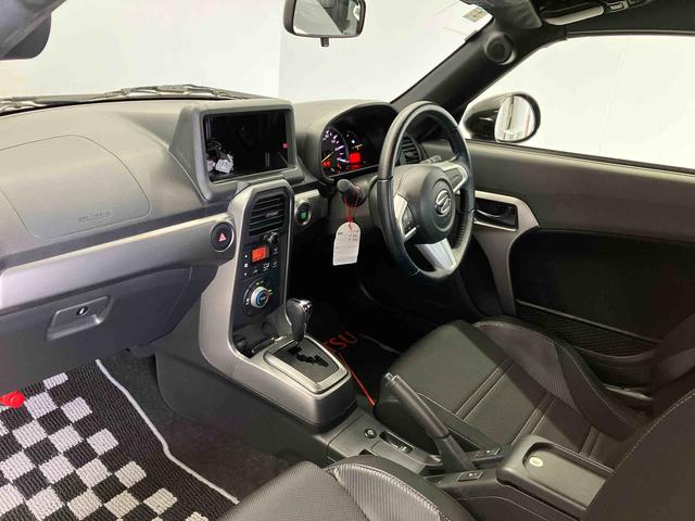 収納も充実、操作性良好なハンドルまわりです。また気持ちよくお乗り頂くために、徹底したルームクリーニングも実施しております。