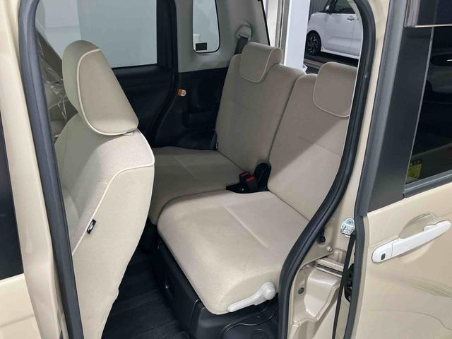 後部座席です。座り心地も足元もゆったり♪♪