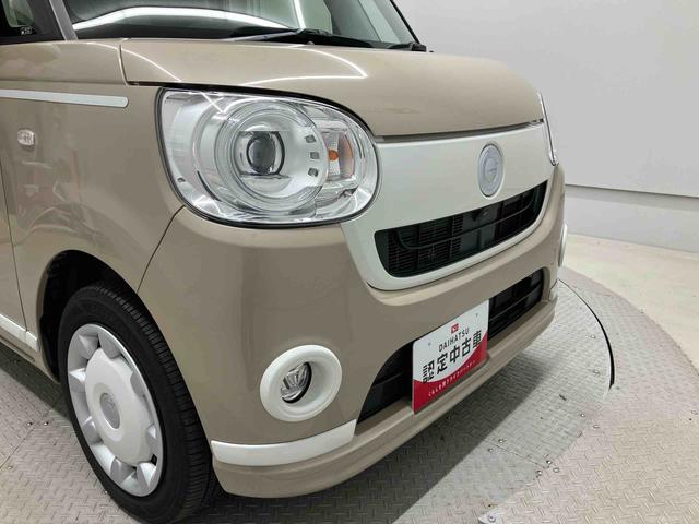 車両の前後左右に搭載した４つのカメラにより、車を真上から見ているような映像を表示。運転席から確認しにくい車両周囲の状況を把握できます。