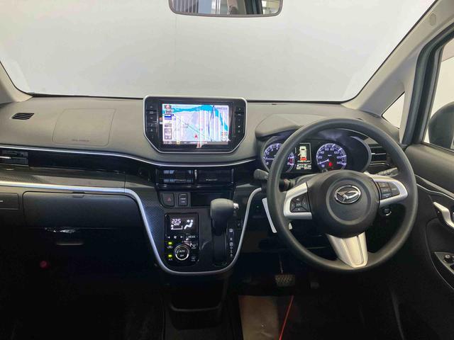 収納も充実、操作性良好なハンドルまわりです。また気持ちよくお乗り頂くために、徹底したルームクリーニングも実施しております。