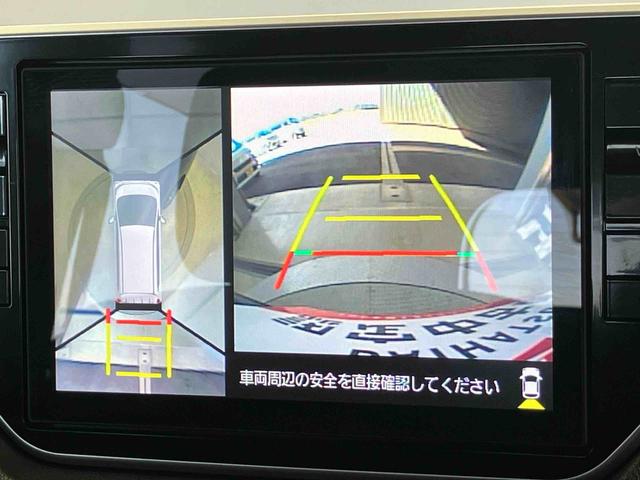 車両の前後左右に搭載した４つのカメラにより、車を真上から見ているような映像を表示。運転席から確認しにくい車両周囲の状況を把握できます。