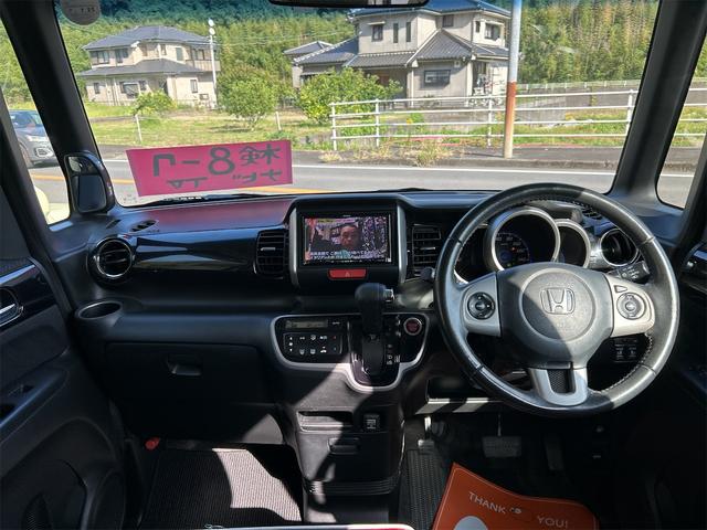 Ｎ－ＢＯＸカスタム Ｇ・ターボパッケージ　バックカメラ　両側電動スライドドア　ナビ　ＴＶ　オートクルーズコントロール　オートライト　ＨＩＤ　スマートキー　電動格納ミラー　ベンチシート　ＣＶＴ　盗難防止システム　ＡＢＳ　ＥＳＣ　ＣＤ　ＤＶＤ再生（2枚目）