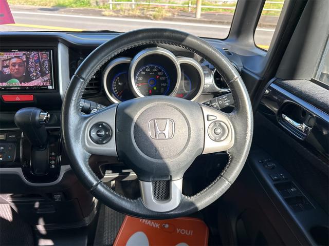 Ｎ－ＢＯＸカスタム Ｇ・ターボパッケージ　バックカメラ　両側電動スライドドア　ナビ　ＴＶ　オートクルーズコントロール　オートライト　ＨＩＤ　スマートキー　電動格納ミラー　ベンチシート　ＣＶＴ　盗難防止システム　ＡＢＳ　ＥＳＣ　ＣＤ　ＤＶＤ再生（3枚目）