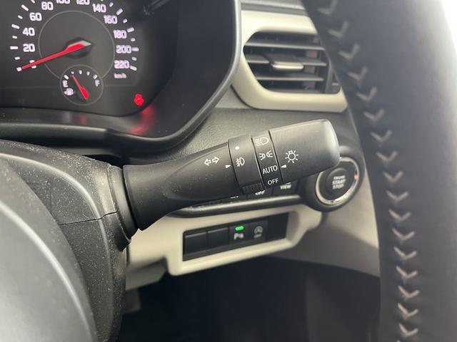 スイフト ハイブリッドＭＺ　デュアルセンサーブレーキサポートＩＩ　マイルドハイブリッド　全方位ナビ　ＣＶＴ　リモコンキー　キーレススタート　オートエアコン　オーディオスイッチ　ＡＣＣ　シートヒーター　電動パーキング　ＬＥＤ（23枚目）