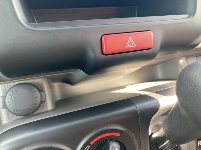 携帯電話やスマートフォンを置くのに便利なインパネトレーです。