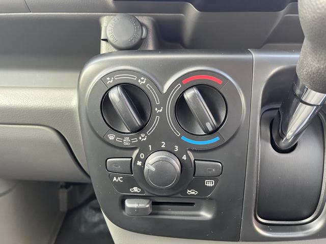 マニュアルエアコンです。