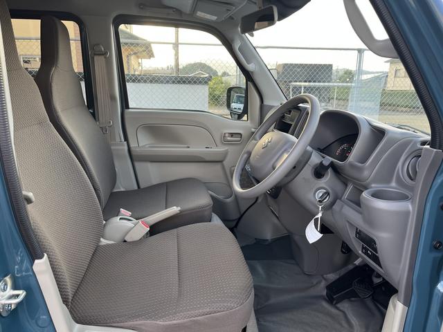 セパレートシートですがインパネシフト採用の為足元広々です。