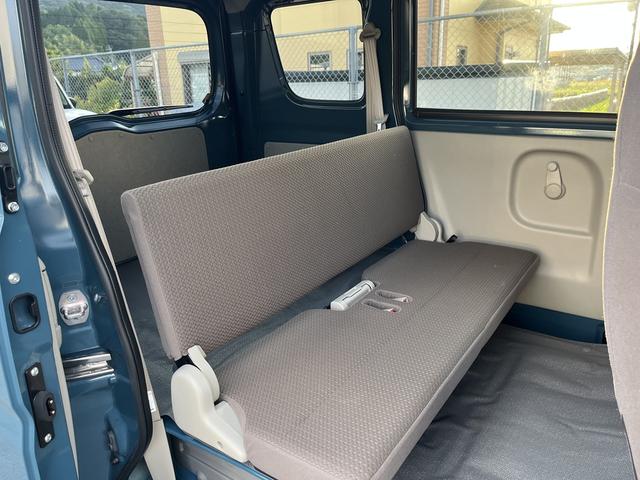 荷室とフラットなるためにベンチシートになります。