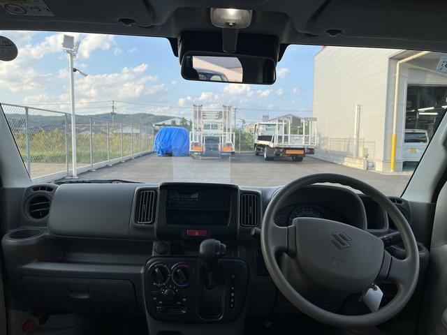 フロントガラスが大きく、死角も少ない設計なので運転しやすいですよ