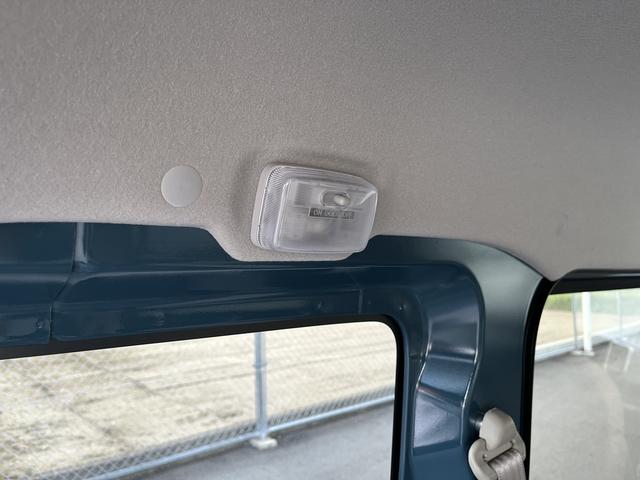 夜の荷室を明るくするラゲッジルーランプです。