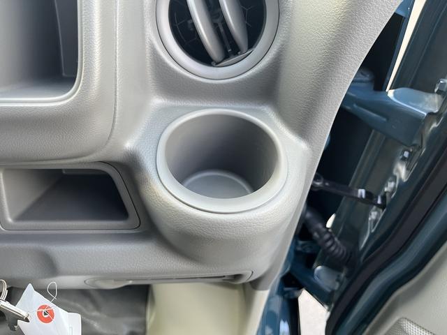 運転席のドリンクホルダーです。