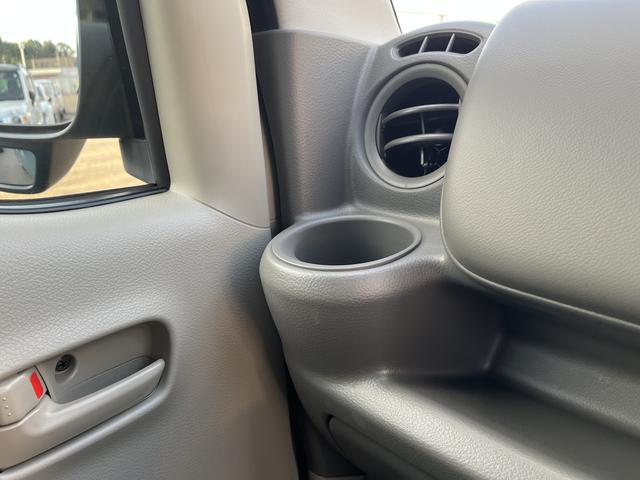 助手席のドリンクホルダーです。